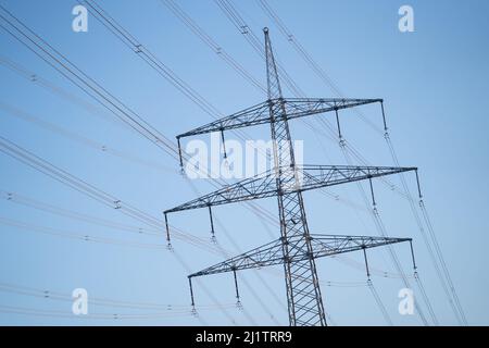 28. März 2022, Bayern, Büchlein: Hochspannungsleitungen ziehen sich quer durch die Landschaft. Der Krieg in der Ukraine beschleunigt die Debatte in Deutschland über den Ausbau erneuerbarer Energien. Foto: Nicolas Armer/dpa Stockfoto