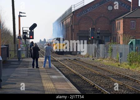 Ein Paar Heritage-Diesellokomotiven der Klasse 50, die durch den Bahnhof Kidderminster fahren, März 2022 Stockfoto