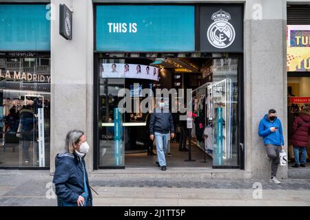 Madrid, Spanien. 19.. Februar 2022. Ein Einkäufer wird gesehen, wie er den offiziellen Markenladen und das Logo des spanischen Profifußballvereins Real Madrid Club in Spanien verlässt. (Bild: © Xavi Lopez/SOPA Images via ZUMA Press Wire) Stockfoto