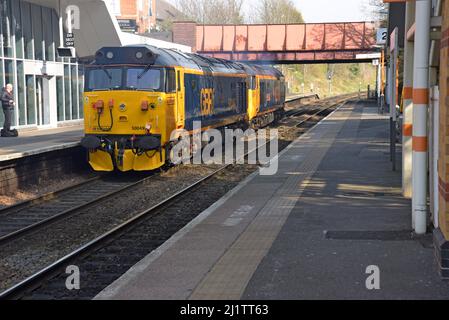 Ein Paar Heritage-Diesellokomotiven der Klasse 50, die durch den Bahnhof Kidderminster fahren, März 2022 Stockfoto