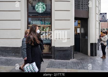 Madrid, Spanien. 19.. Februar 2022. Fußgänger kommen an der amerikanischen multinationalen Kette Starbucks Coffee Store in Spanien vorbei. (Bild: © Xavi Lopez/SOPA Images via ZUMA Press Wire) Stockfoto