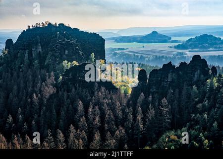 Landschaft mit Felsformationen und dem Gipfel Rauschenstein im Schmilka-Gebiet des Nationalparks Sächsische Schweiz. Stockfoto
