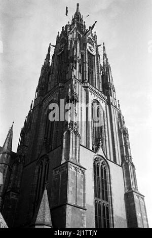 Der Kaiserdom St Bartholomäus in der Altstadt von Frankfurt am Main, späte 1930er Jahre. Frankfurter Dom, auch Kaiserdom des St. Bartholomäus genannt, in der Frankfurter Altstadt am Main, Ende 1930s. Stockfoto