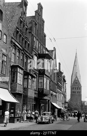 Blick auf die Johanniskirche in Lüneburg, 1953. Blick auf die St. Johanniskirche in Lüneburg, 1953. Stockfoto