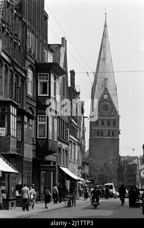 Blick auf die Johanniskirche in Lüneburg, 1953. Blick auf die St. Johanniskirche in Lüneburg, 1953. Stockfoto