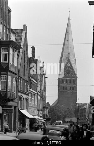 Blick auf die Johanniskirche in Lüneburg, 1953. Blick auf die St. Johanniskirche in Lüneburg, 1953. Stockfoto