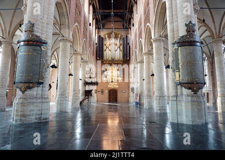 Die Pieterskerk, eine spätgotische niederländische evangelische Kirche in Leiden, die dem Heiligen Peter gewidmet ist. Heute bekannt als Kirche der Pilgerväter, wo der Pfarrer John Robinson begraben wurde. Väter der Orgel von church.church Stockfoto