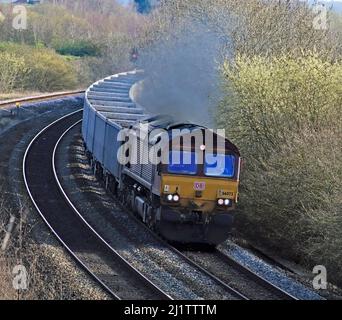 Die Diesellokomotive Nr. 66075 von D B Cargo legt einige klagige Abgase ab, während sie die Kurven zwischen Alfreton und Clay Cross in Derbyshire umrundet Stockfoto
