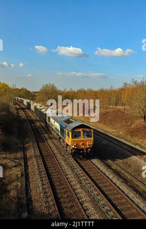 Die GBRF-Diesellokomotive Nr. 66709 nähert sich mit einem beladenen Steinzug der Love Lane Brücke zwischen Clay Cross und Alfreton bei Morton in Derbyshire Stockfoto