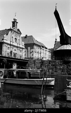 Alter Kran im Lüneburger Hafen an der Ilmenau, 1955. Alter Kranich am Lüneburger Hafen an der Ilmenau, 1955. Stockfoto