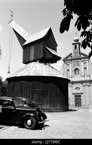 Alter Kran im Lüneburger Hafen an der Ilmenau, 1955. Alter Kranich am Lüneburger Hafen an der Ilmenau, 1955. Stockfoto