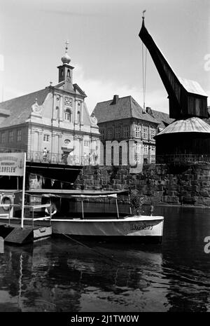 Alter Kran im Lüneburger Hafen an der Ilmenau, 1955. Alter Kranich am Lüneburger Hafen an der Ilmenau, 1955. Stockfoto