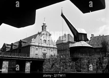 Alter Kran im Lüneburger Hafen an der Ilmenau, 1955. Alter Kranich am Lüneburger Hafen an der Ilmenau, 1955. Stockfoto