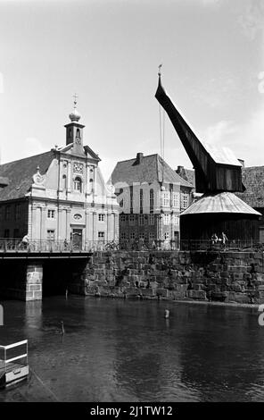 Alter Kran im Lüneburger Hafen an der Ilmenau, 1955. Alter Kranich am Lüneburger Hafen an der Ilmenau, 1955. Stockfoto