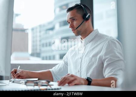 Ich nehme das nur zur Kenntnis. Aufnahme eines jungen männlichen Callcenter-Mitarbeiters. Stockfoto