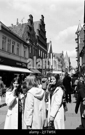 Am Sande im Stadtzentrum von Lüneburg, 1970. Am Sande Platz und Einkaufsstraße in der Innenstadt von Lüneburg, 1970. Stockfoto