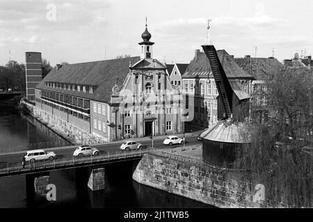 Alter Kran im Lüneburger Hafen an der Ilmenau, 1970. Alter Kranich am Lüneburger Hafen an der Ilmenau, 1970. Stockfoto