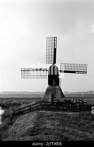 Die Bockwindmühle Honigfleth in der Wilstermarsch, 1973. Die Windmühle Honigfleth in der Sumpfregion Wilster, 1973. Stockfoto