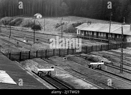 Blick auf stillliegende Weise in der Tschechoslowakei von Bayerisch Eisenstein aus, 1958. Ansicht der stillgelegt Schienen in der Tschechoslowakei von Bayerisch Eisenstein, 1958. Stockfoto