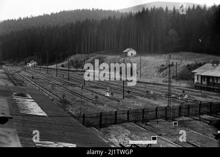 Blick auf stillliegende Weise in der Tschechoslowakei von Bayerisch Eisenstein aus, 1958. Ansicht der stillgelegt Schienen in der Tschechoslowakei von Bayerisch Eisenstein, 1958. Stockfoto