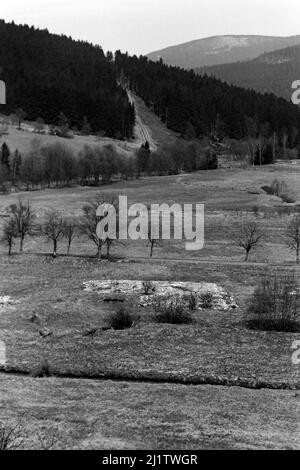 Blick auf den Bayerischen Wald und die Grenze zur Tschechoslowakei bei Bayerisch Eisenstein, 1958. Blick auf den Bayerischen Wald und die Grenze zur Tschechoslowakei bei Bayerisch Eisenstein, 1958. Stockfoto