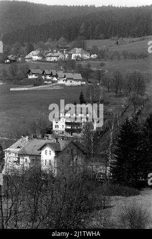 Blick auf den Bayerischen Wald und die Grenze zur Tschechoslowakei bei Bayerisch Eisenstein, 1958. Blick auf den Bayerischen Wald und die Grenze zur Tschechoslowakei bei Bayerisch Eisenstein, 1958. Stockfoto