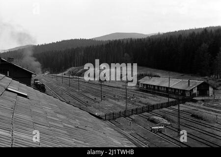 Blick auf stillliegende Weise in der Tschechoslowakei von Bayerisch Eisenstein aus, 1958. Ansicht der stillgelegt Schienen in der Tschechoslowakei von Bayerisch Eisenstein, 1958. Stockfoto