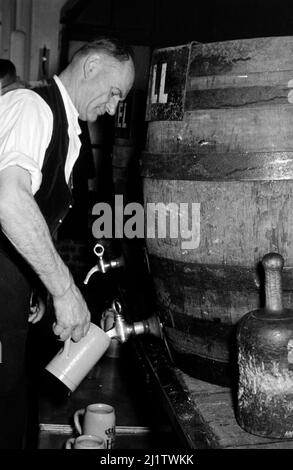 Betrieb im Münchner Hofbräuhaus am Platzl, 1957. Geschäft im Hofbräuhaus am Münchner Platzl, 1957. Stockfoto