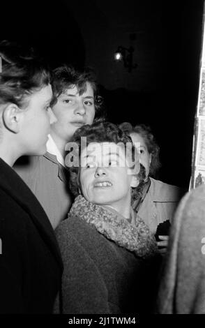 Betrieb im Münchner Hofbräuhaus am Platzl, 1957. Geschäft im Hofbräuhaus am Münchner Platzl, 1957. Stockfoto