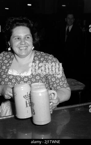 Betrieb im Münchner Hofbräuhaus am Platzl, 1957. Geschäft im Hofbräuhaus am Münchner Platzl, 1957. Stockfoto