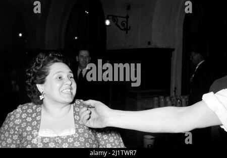 Betrieb im Münchner Hofbräuhaus am Platzl, 1957. Geschäft im Hofbräuhaus am Münchner Platzl, 1957. Stockfoto