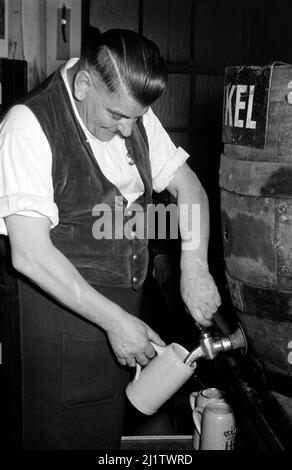 Betrieb im Münchner Hofbräuhaus am Platzl, 1957. Geschäft im Hofbräuhaus am Münchner Platzl, 1957. Stockfoto