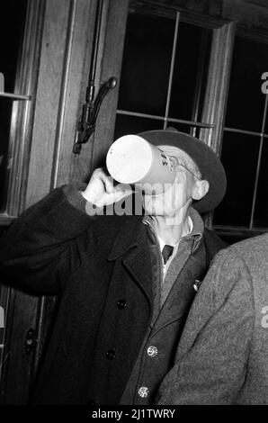 Betrieb im Münchner Hofbräuhaus am Platzl, 1957. Geschäft im Hofbräuhaus am Münchner Platzl, 1957. Stockfoto