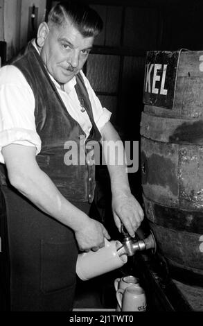 Betrieb im Münchner Hofbräuhaus am Platzl, 1957. Geschäft im Hofbräuhaus am Münchner Platzl, 1957. Stockfoto