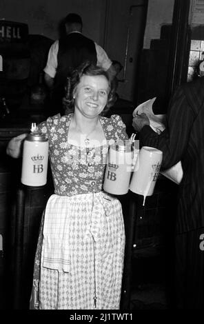 Betrieb im Münchner Hofbräuhaus am Platzl, 1957. Geschäft im Hofbräuhaus am Münchner Platzl, 1957. Stockfoto