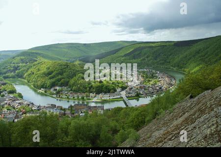 Panoramablick auf grüne Hügel, französisches Dorf, Fluss Maas schlängelt sich, von La roche a Sept-Heures, Monthermé, Ardennen, Frankreich Stockfoto