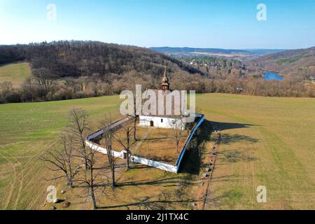 Luftaufnahme der mittelalterlichen Kapelle der Himmelfahrt der Jungfrau Maria in der Nähe der Burg „Veveri“ in Brünn, Tschechische Republik, Europa Stockfoto