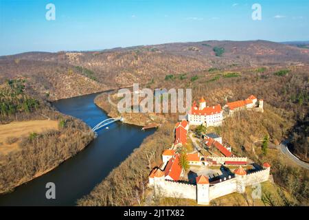 Luftaufnahme der Burg "Veveri" in der Nähe des Brünner Staudamms, schönes Abendlicht, Tschechien, Europa Stockfoto