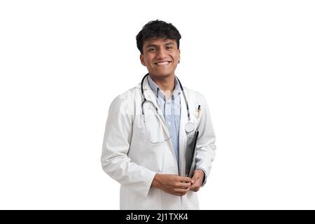 Porträt eines jungen peruanischen männlichen Arztes, der lächelt und isoliert auf die Kamera schaut. Stockfoto