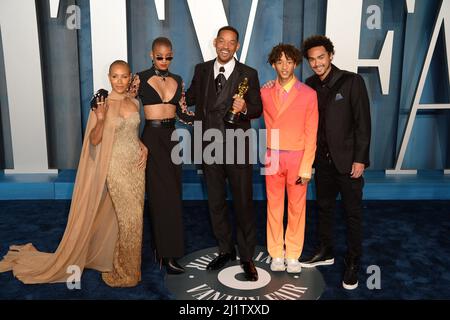 Will Smith mit seinen Söhnen Trey Smith und Jaden Smith, Tochter Willow Smith und Frau Jada Pinkett Smith, die an der Vanity Fair Oscar Party im Wallis Annenberg Center for the Performing Arts in Beverly Hills, Los Angeles, Kalifornien, USA, teilnahmen. Bilddatum: Sonntag, 27. März 2022. Stockfoto