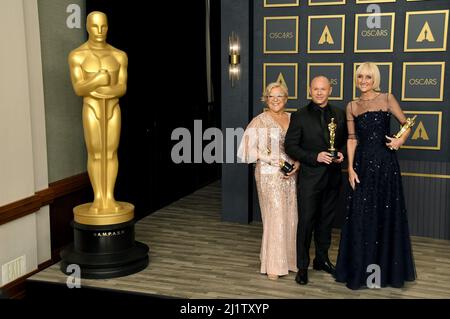 (L-R) Stephanie Ingram, Justin Raleigh und Linda Dowds, Gewinner des Make-up- und Hairstyling-Preises für „The Eyes of Tammy Faye“, die im Presseraum bei den Academy Awards 94. posiert haben, die am Sonntag, dem 27. März 2022, im Dolby Theater in Hollywood, CA, abgehalten wurden. (Foto von Sthanlee B. Mirador/Sipa USA) Stockfoto