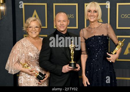 (L-R) Stephanie Ingram, Justin Raleigh und Linda Dowds, Gewinner des Make-up- und Hairstyling-Preises für „The Eyes of Tammy Faye“, die im Presseraum bei den Academy Awards 94. posiert haben, die am Sonntag, dem 27. März 2022, im Dolby Theater in Hollywood, CA, abgehalten wurden. (Foto von Sthanlee B. Mirador/Sipa USA) Stockfoto