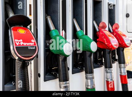 Samara, Russland - 4. Juli 2021: Füllsäule mit verschiedenen Brennstoffen an der Shell-Tankstelle. Shell V-Power-Tankstelle. Selektiver Fokus Stockfoto