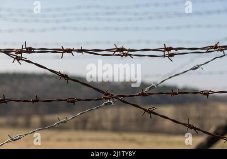 Erinnerung an den Kommunismus Eiserner Vorhang in Cizov in der Tschechischen Republik Dorf in der Nähe der österreichischen Grenze mit Stacheldrahtzaun, Anti-Tank-Hindernisse und Wachturm Stockfoto