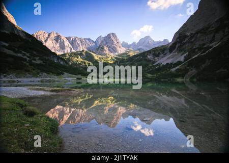 Bergsee in den österreichischen alpen, mit klaren Reflexionen Stockfoto