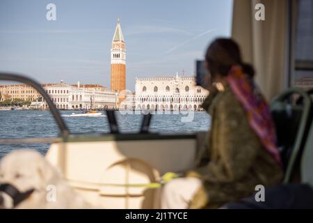 Frau im Vaporetto, die Venedig während einer Pandemie besucht Stockfoto