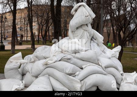 Kiew, Ukraine. 26. März 2022. Denkmal von Dante Alighieri mit Sandsäcken, um es zu schützen, in Angst vor einem möglichen Bombardement, während die russischen Streitkräfte ihre umfassende Invasion der Ukraine fortsetzen. Russland marschierte am 24. Februar 2022 in die Ukraine ein und löste damit den größten militärischen Angriff in Europa seit dem Zweiten Weltkrieg aus (Foto von Mykhaylo Palinchak/SOPA Images/Sipa USA) Quelle: SIPA USA/Alamy Live News Stockfoto