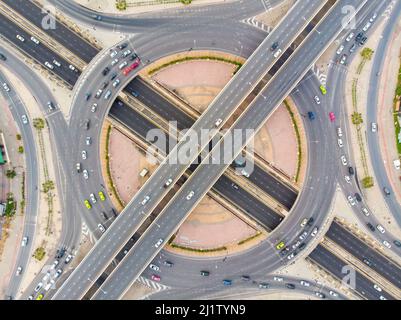 Moderner Stadtverkehr mit Expressway, Straße und Kreisverkehr, mehrstufiger Autobahnkreuzung, Draufsicht. Stockfoto