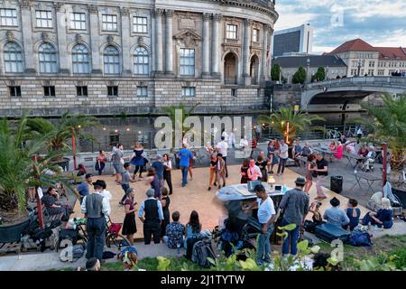 Berlin, Deutschland - 8. August 2021: Tanzende Menschen in der Strandbar Mitte Open-Air-Strandbar Tanzfläche im Stadtzentrum mit Bode-Museum an der Spree Stockfoto