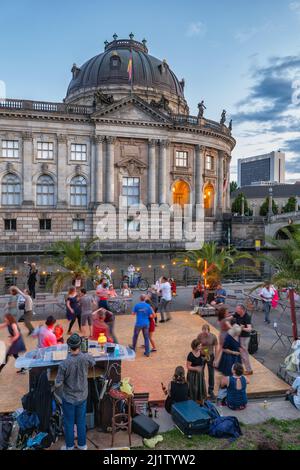 Berlin, Deutschland - 8. August 2021: Tanzende Menschen in der Strandbar Mitte Open-Air-Strandbar Tanzfläche im Stadtzentrum mit Bode-Museum an der Spree Stockfoto